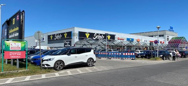 Das Team der EDEKA Familie Scholz erklärt unter anderem die Nutzung von Selbstbedienungskassen, Handscannern sowie digitalen Zahlungsmöglichkeiten im Supermarktalltag. Ziel ist es, Berührungsängste abzubauen und Sicherheit im Umgang mit moderner Technik zu vermitteln.