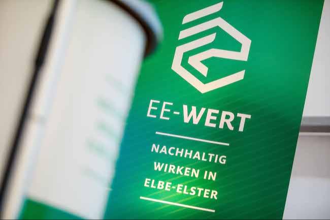 Das Logo des neuen Nachhaltigkeitspreises „EE-Wert Life“, mit dem der Landkreis Elbe-Elster ab 2026 besonderes gesellschaftliches Engagement für eine nachhaltige Entwicklung der Region würdigt.