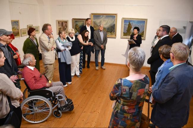 Gemeinsames Foto zur Eröffnung der Sonderausstellung zu Ehren des Malers und Museumsmachers Hans Kretschmann im Museum Mühlberg 1547 (v.l.n.r.): Claudia Sieber, Arne Lindemann, Landrat Marcel Schmidt, Jost Kretschmann, Martina Pöschl und Maximilian Schöne.