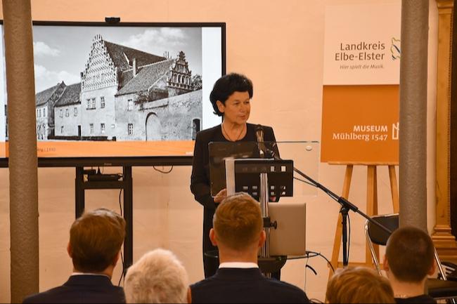 Martina Pöschl blickte in ihrer Festrede auf die bewegte Geschichte des Museums Mühlberg 1547 zurück und verband historische Entwicklungen mit persönlichen Erinnerungen aus vier Jahrzehnten Museumsarbeit.