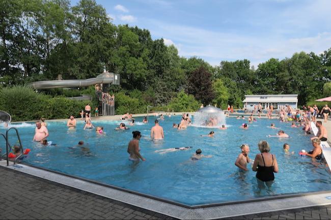 Blick ins gut besuchte Calauer Erlebnis-Freibad. Aufgrund der Wetterlage wird die Eröffnung vom 15. Mai auf den 22. Mai verschoben.