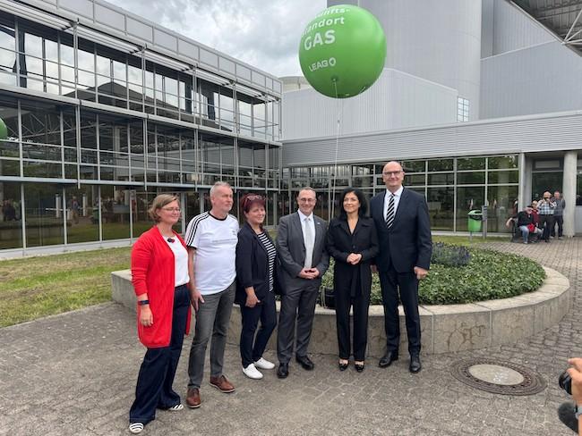 Bundeswirtschaftsministerin Katherina Reiche traf sich bei ihrem Besuch in Schwarze Pumpe auch mit dem Betriebsrat der LEAG.