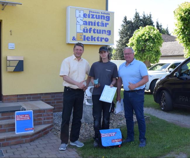 Der 21-jährige Cottbuser Max Roth (m.) wurde heute als Lehrling des Monats Mai von René Grund (l.), Teamleiter Berufsausbildung der Handwerkskammer Cottbus ausgezeichnet.  Thomas Schulz, Ausbilder und Inhaber des Unternehmens Heizung, Sanitär, Lüftung, Elektro freut sich über das besondere Talent und die Auszeichnung.