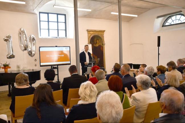 Das Willkommenszentrum des Klosters Mühlberg bildete den feierlichen Rahmen für den ersten Teil der Jubiläumsveranstaltung zum 100-jährigen Bestehen des Museums Mühlberg 1547 – hier während der Rede von Landrat Marcel Schmidt.