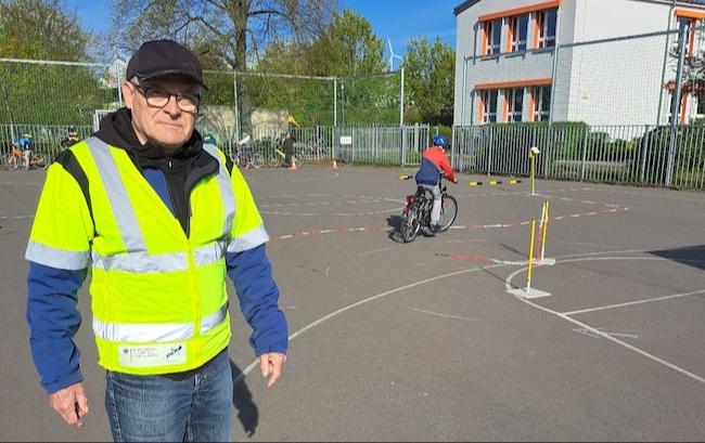 Herr Busko beim Einsatz an der Paul-Noack-Grundschule in Schipkau.