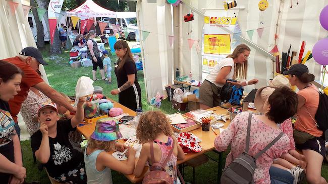 Kinder entdecken beim Zwergensommerfest im vergangenen Jahr kreativ ihre Talente: Im Aktionszelt des ASB wird gemeinsam gemalt und gebastelt.