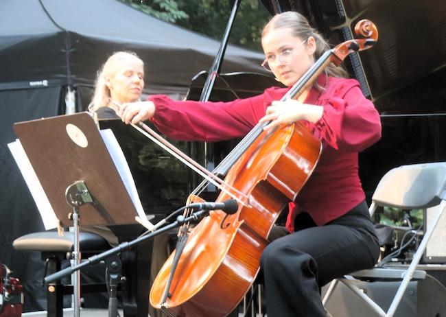 Johanna Zmeck (Flügel), Larissa Fuhsy (Cello)