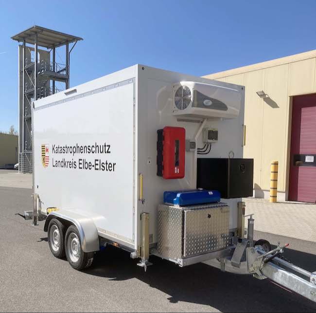 Blick auf die Stirnseite des neuen Kühlanhängers mit Kühlaggregaten und technischer Ausstattung über der Anhängerkupplung.