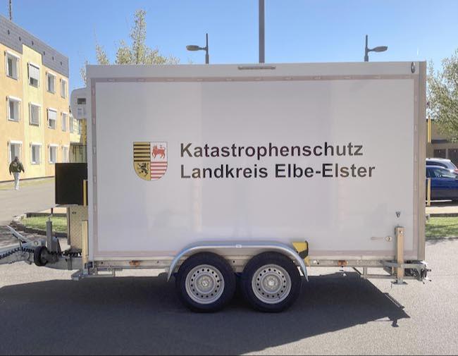 Der neue Kühlanhänger der SEG Verpflegung Gröden trägt sichtbar die Aufschrift „Katastrophenschutz Landkreis Elbe-Elster“ und erweitert die Einsatzmöglichkeiten der Verpflegungseinheit erheblich.