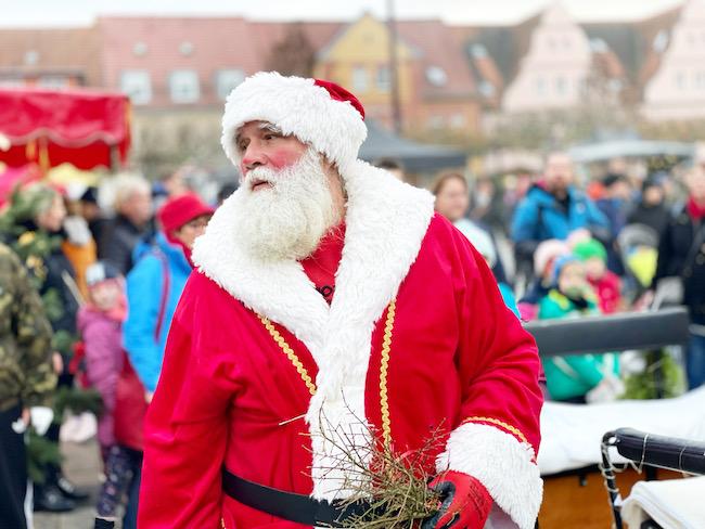 Aus dem Lübbener Wochenmarkt zur Adventszeit - der Weihnachtsmann