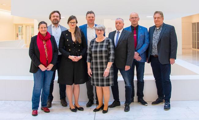 Die Mitglieder des Petitionsausschusses des Landtages Brandenburg im Foyer des Landtages in Potsdam v.l.n.r.: Sina Schönbrunn, Matthias Steinfurth, Dr. Jouleen Gruhn, Udo Wernitz (Vorsitzender; alle SPD-Fraktion), Ellen Fährmann (CDU-Fraktion), Michael Hanko, Norbert Rescher und Jean-René Adam (alle AfD-Fraktion). Mitglied Oliver Skopec (BSW-Fraktion) fehlt auf dem Foto.