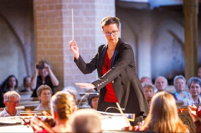 Diplom-Musikpädagogin Philine Jobst dirigiert das Sinfonieorchester der Kreismusik- und Kunstschule Gebrüder Graun. Unter ihrer Leitung präsentiert das Ensemble Werke von Tschaikowsky, Ravel, Jenkins und Márquez.
