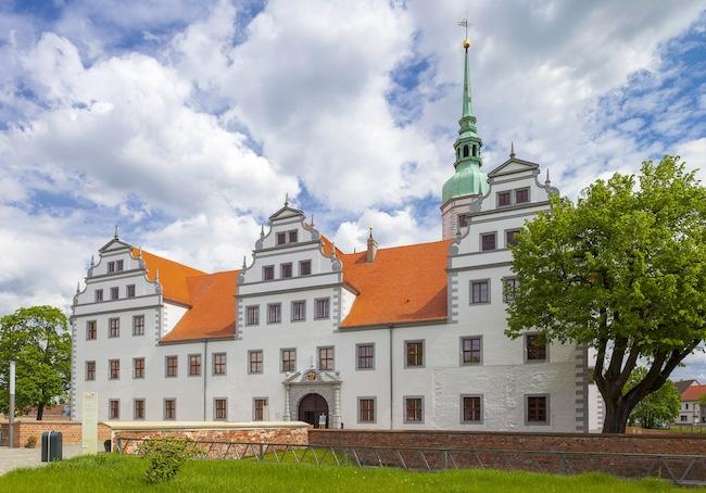 Schloss Doberlug lädt am Männertag zum Verweilen und Entdecken ein – die barocke Außenansicht beeindruckt bereits auf den ersten Blick.