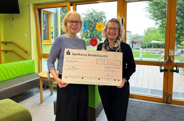 Stellvertretende Bürgermeisterin und Fachbereichsleiterin für Zentrale Steuerung Jessica Weiner (r.), bedankte sich heute persönlich bei Kita-Leiterin Petra Burisch (l.) für den täglichen Einsatz in der Kinderbetreuung.