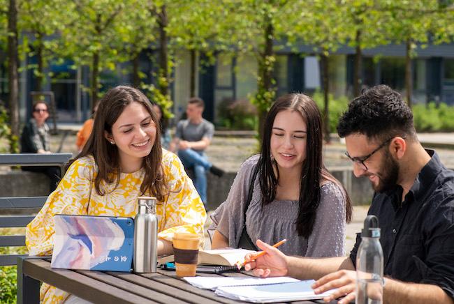 Studenten auf dem Campus im Gespräch