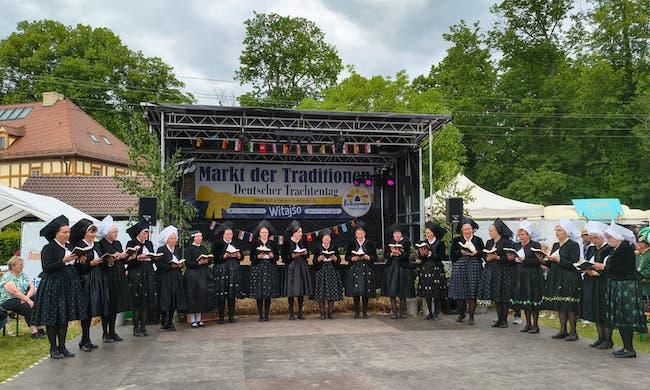 Ostersängerinnenmit der „Tracht des Jahres 2026“