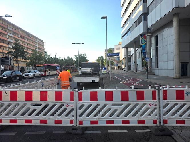Bei dem Absturz am späten Freitagnachmittag wurde niemand verletzt. Der Zugang zur Spree-Galerie und Technischen Rathaus samt Bürgerser- vice der Stadtverwaltung bleibt gewährleistet.
