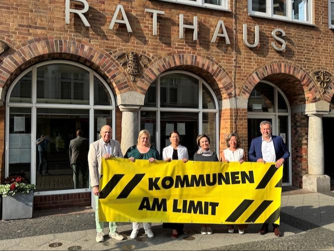 Bundesweit beteiligen sich heute Städte, Landkreise und Gemeinden am Aktionstag „Kommunen am Limit“, um auf die dramatische kommunale Finanzsituation aufmerksam zu machen – darunter auch die Stadt Cottbus/Chóśebuz.