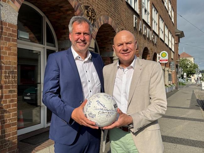 Nach zehn Tagen voller Begegnungen, Engagement und gemeinsamer Aktionen ist das bundesweite Projekt „Meisterschaftsball 2026 – Ein Ball für das Ehrenamt“ in Cottbus/Chóśebuz erfolgreich zu Ende gegangen
