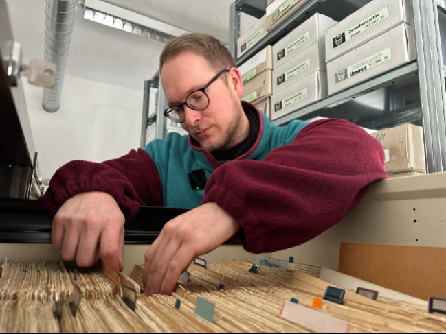Kreisarchivar Calvin Wenner im Kreisarchiv am Standort Calau