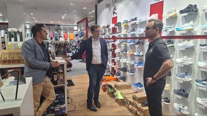 Für Senftenbergs Sportenthusiasten immer am Ball: Unternehmer Jens Weser (r.) - hier im Gespräch mit Bürgermeister Andreas Pfeiffer (Mitte) und Wirtschaftsförderer Paul Bittner.