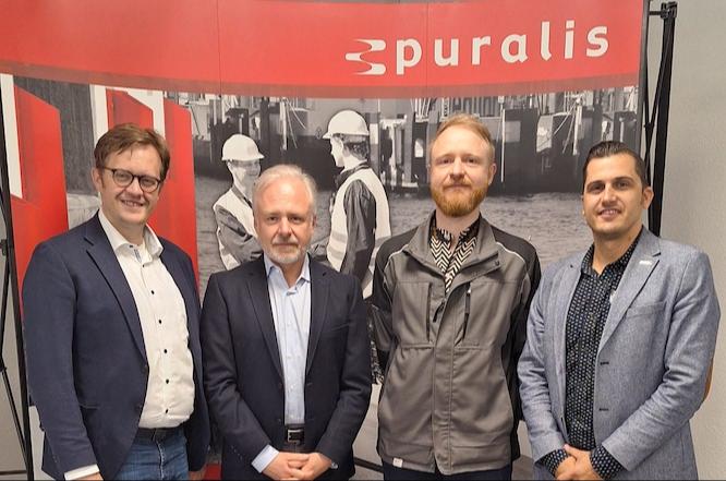 Unternehmensbesuch bei Senftenbergs international gefragtem Kunststoffhersteller Puralis. Bürgermeister und Wirtschaftsförderer im Gespräch mit  den Geschäftsführern Thoralf und Sören Lemke (Mitte).