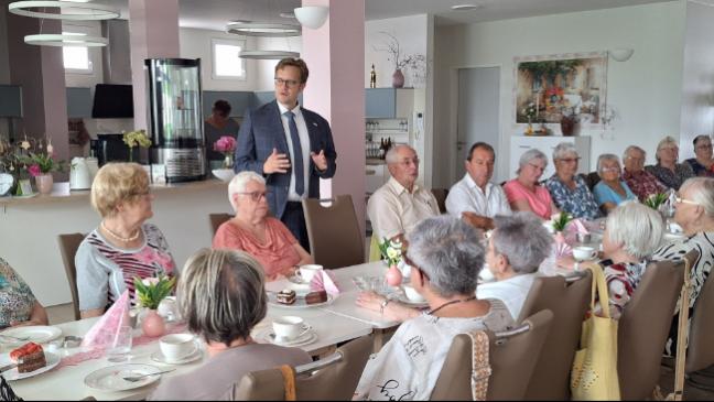 Nach dem gemeinsamen Kaffeetrinken in der Begegnungsstätte Seebrise hieß es „Feuer frei!“ für eine lebhafte Fragerunde mit Bürgermeister Andreas Pfeiffer (stehend).