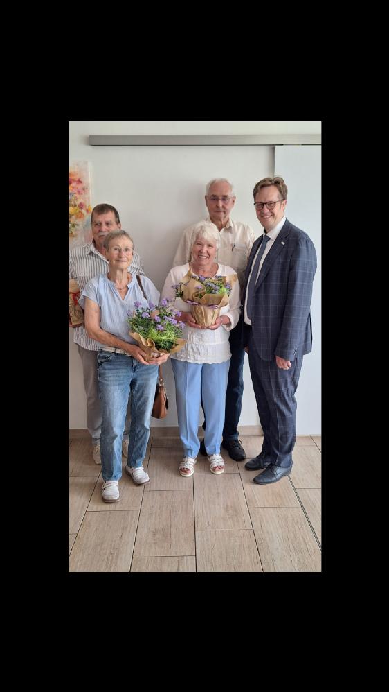 Gruppenfoto mit den geehrten Senioren und Bürgermeister Andreas Pfeiffer (r.). Christa und Manfred Schmidt aus Brieske, Klaus Pötschke aus Niemtsch sowie Mildred Paulick aus Senftenberg freuen sich über Blumen und Urkunden für ihren ehrenamtlichen Einsatz.