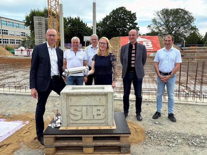 Grundsteinlegung Dr.-Salvador-Allende-Turnhalle © Stadtverwaltung  (OB Karsten Vogt, SR Mike Hauschild, SR Heinrich Schleppers, Schulleiterin Nicole Krist, BM Dr. Robert Böhmer, SR Ralph Nitschke)