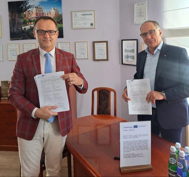 Der Bürgermeister von Łęknica, Piotr Kuliniak (links), und Bad Muskaus Bürgermeister Thomas Krahl unterzeichnen 2025 die Partnerschaftsvereinbarung für ein gemeinsames Interreg-Projekt. Mit einem Fördervolumen von rund 1,28 Millionen Euro soll bis Ende 2027 die touristische Entwicklung des UNESCO-Geoparks Muskauer Faltenbogen und des Muskauer Parks weiter gestärkt werden.