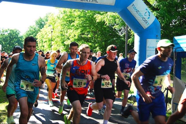 Sport verbindet, international, auch regional – deutsche und polnische Sportler starten beim 7-Brücken-Lauf der Grenzstädte Bad Muskau und Łęknica. 