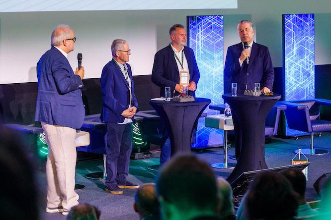Der Cottbuser Oberbürgermeister Tobias Schick (li.) und Dr. Christian Ehler, MdEP für Brandenburg, begrüßten die Teilnehmer der Decarbon Days.