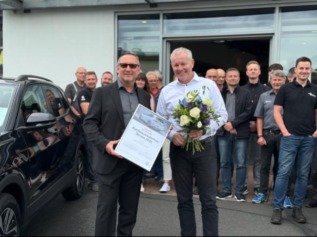 Freuen sich über die Auszeichnung „TOP 100 Partner Kundenzufriedenheit im Service 2026“: Das Team von Auto Elitzsch am Standort Zittau bei der offiziellen Urkundenübergabe.