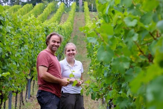 Axinja Laubmann im Weinberg mit Kellermeister Stefan Bönsch