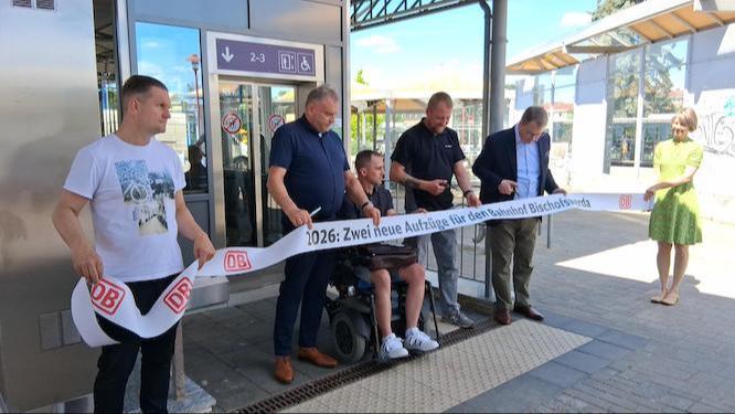 Heiko Klaffenbach, Leiter Bahnhofs- management Dresden, David Gratzl, der sich mit „Bischofswerda Inklusiv“ für den barrierefreien Umbau des Bahnhofs engagiert hatte, Sascha Hache, persön- licher Referent des Oberbürgermeisters, und Burkhard Ehlen, Geschäftsführer des Zweckverbandes Verkehrsverbund Ost- sachsen (ZVVO) (v.l.n.r.), beim obligatori- schen Banddurchschnitt zum Abschluss der Baumaßnahme.