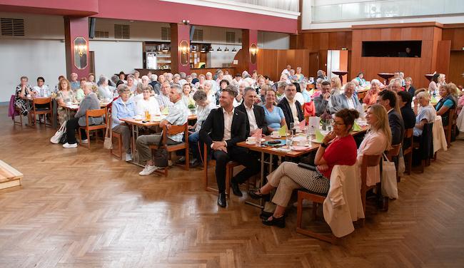 Blick zu den Gästen im Saal der Gaststätte „Alt Nauendorfer“  