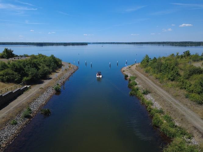Tor zur Freiheit: Mit Passieren der Schleuse im Koschener Kanal tut sich die Weite des Senftenberger Sees auf.