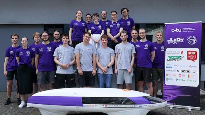 Das studentische Team Lausitz Dynamics der BTU Cottbus-Senftenberg mit seinem selbst entwickelten Energiesparmobil HydroRaycer.