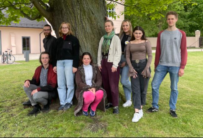 Gestaltet wird der Abend von Studierenden des Studiengangs Instrumental- und Gesangspädagogik der BTU unter der Leitung von Immanuel de Gilde. Die jungen Musiker präsentieren ein vielseitiges Programm aus klassischer Musik, Improvisation und experimentellen Elementen.
