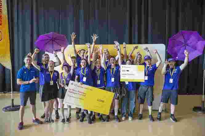 Das Studenten-Team Lausitz Dynamics der BTU jubelt bei der Siegerehrung zum Shell Eco-marathon über den ersten Platz in der Kategorie Prototype Hydrogen Fuel Cell.