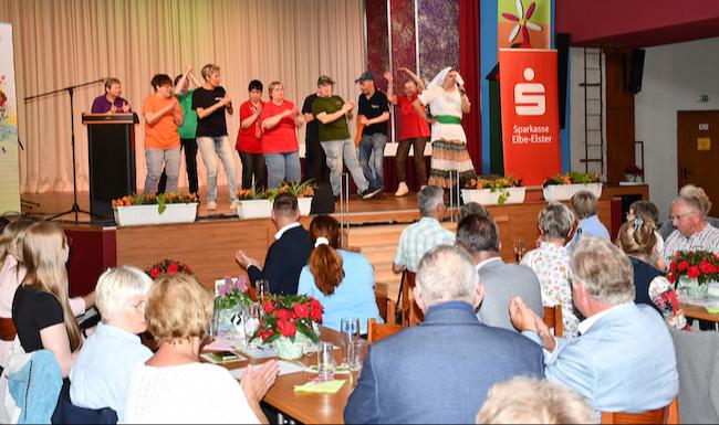 Sorgten für Stimmung bei den Gästen: Die Gruppe Lebensfroh gemeinsam mit den kleinen Finsterwalder Sängern.