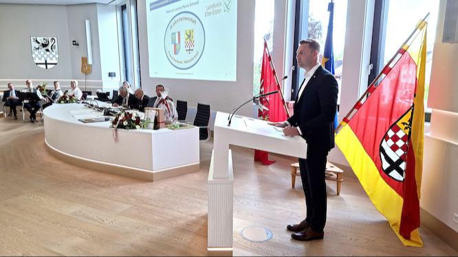 Landrat Marcel Schmidt überbringt beim Festakt zum 25-jährigen Jubiläum der Partnerschaft zwischen dem Powiat Raciborski und dem Märkischen Kreis die Glückwünsche des Landkreises Elbe-Elster. In seinem Grußwort würdigte er die langjährigen freundschaftlichen Beziehungen und hob die Bedeutung persönlicher Begegnungen für ein geeintes Europa hervor.