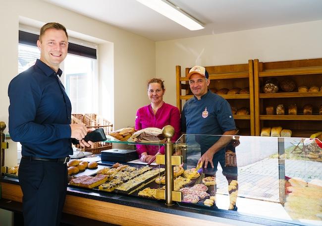 Marcel Schmidt beim Brotkauf, Daniela und Stefan Dorn in Ihrem neuen Pop-Up Store „Dorns Korner“