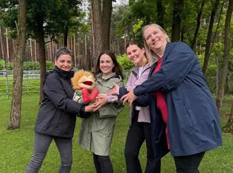 Foto v.l.: Staffelstabübergabe im Pflegekinderdienst des Landkreises OSL: Beate Kubiak überreicht Seelentröster „Pelle“ an Meike Wiesenhütter, Studentin Emily Steffen und Annett Gerber-Hilm.