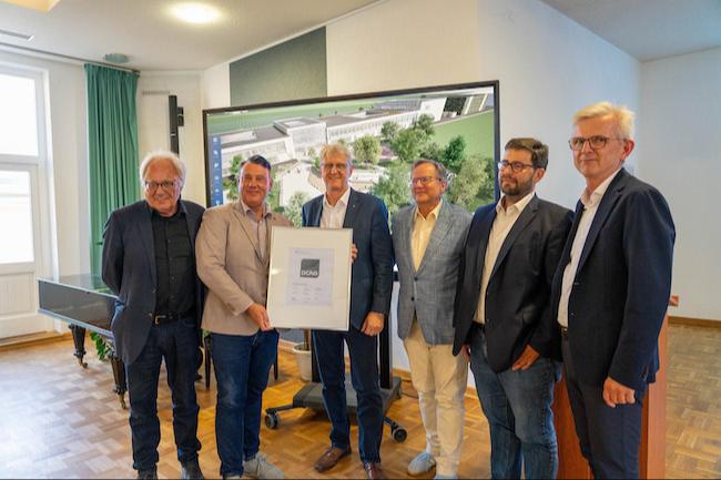 v. l.: DGNB Prof. Ing. Alexander Rudolphi, Bürgermeister Christoph Schmidt, TÜV Rheinland AG Rainer Erbisch, Harry Hirsch Consulting Harry Hirsch, Hentschke Bau GmbH Volker Böhme, pdw. Architekten Ingenieure GmbH Rainer Dittmer