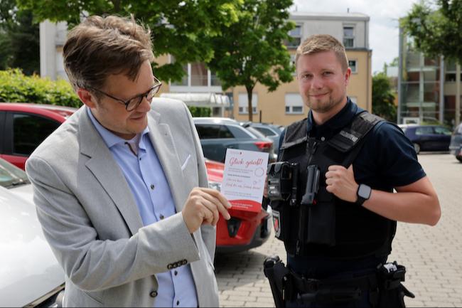 Außendienstler Julian Schenk (r.) bekommt am knöllchenfreien Tag Unterstützung durch Bürgermeister Andreas Pfeiffer. Der Kurzzeit-Parkplatz am Einwohnermeldeamt gehört zu den Schwerpunkten der regelmäßigen Kontrolltätigkeit der Vollzugsbeamten des Senftenberger Ordnungsamtes. Knapp 90 Glücks-Botschaften  wurden am knöllchenfreien Tag verteilt.