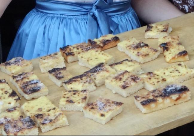 Sicher darf man sich beim 1. Backofenfest auch auf leckeren Zuckerkuchen freuen, der auf dem Foto auf einem Kuchenbrett gereicht wird.