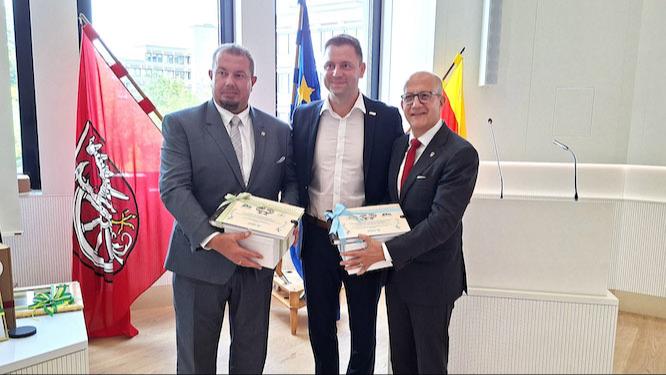 Als Symbol für die Fortsetzung der langjährigen Freundschaft überreicht Landrat Marcel Schmidt (Mitte) repräsentative Gästebücher an Landrat Ralf Schwarzkopf (rechts) vom Märkischen Kreis und Landrat Grzegorz Swoboda (links) vom Powiat Raciborski. Die bewusst noch weitgehend leeren Seiten stehen für viele künftige Begegnungen, gemeinsame Projekte und gelebte Partnerschaft. 