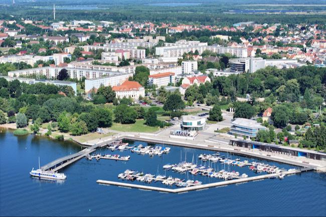Maritimes Senftenberg statt Kohlebagger. Eine Kleinstadt, die sich zum See hin geöffnet hat. Das Umfeld am Stadthafen ist ein Faktor für die hohe Lebensqualität in Senftenberg.