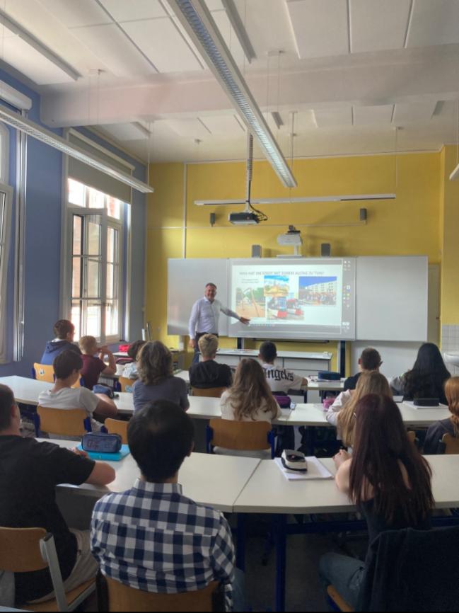 Tobias Schick mit Schülerinnen und Schülern der  7. Klasse der Paul-Werner-Oberschule